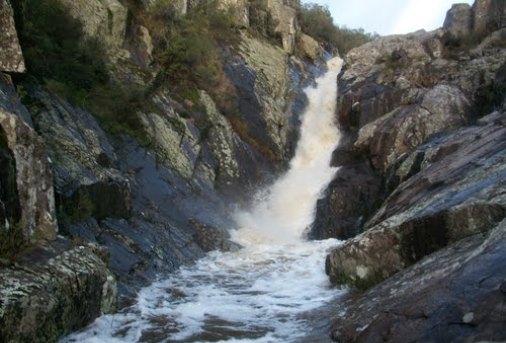 Foto del agua cayendo sobre las rocas en el Salto del Penitente