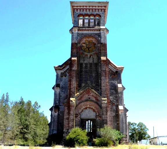 Construcción inconclusa de la Iglesia de Piria