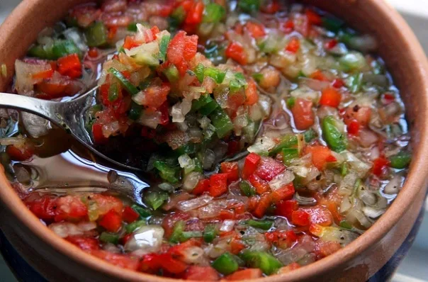 Ingredientes y preparación de la salsa criolla