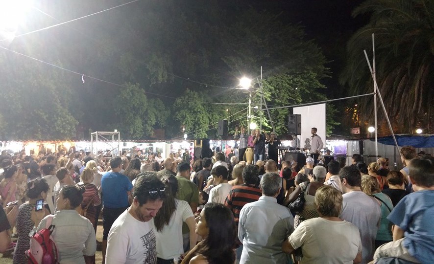 Espectáculo en Feria Nocturna del Parque Batlle