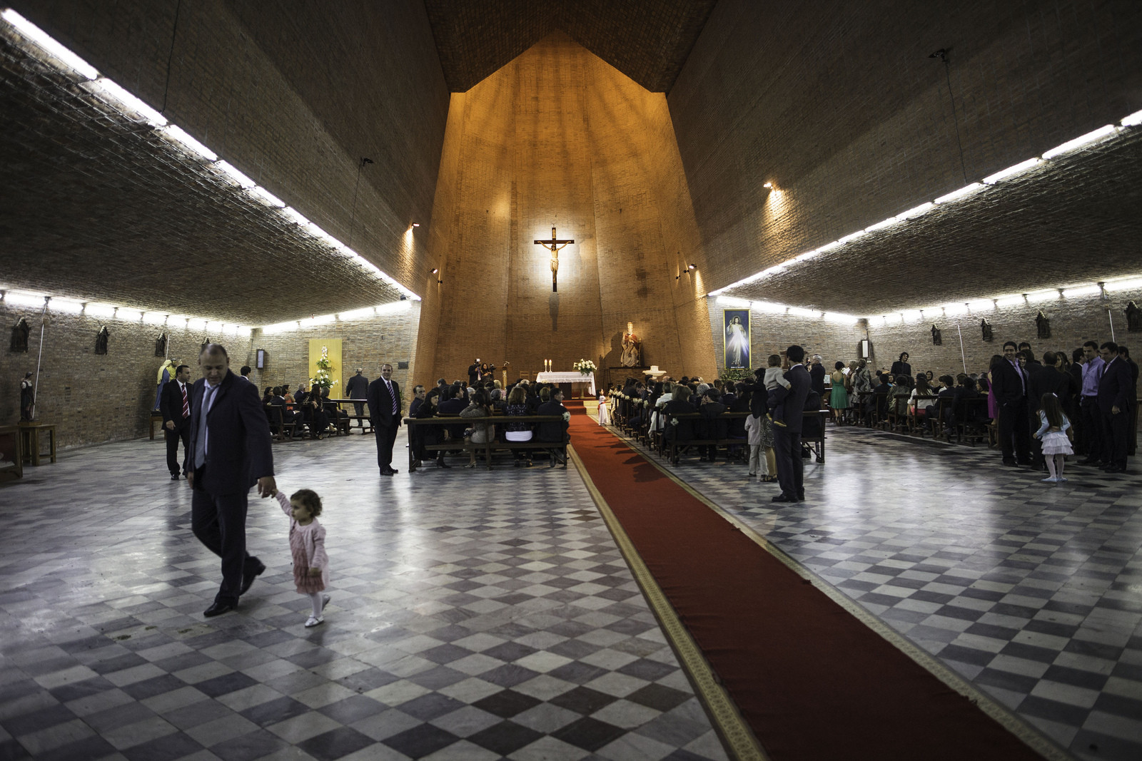 Moderna y polémica Iglesia San Pedro en Durazno - Todo Uruguay