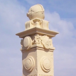 Columna de la rambla de Piriápolis construida por Piria